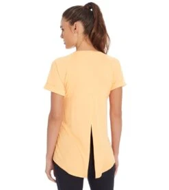 Marika Ariel Yoga Tee -Marika 4321927102507 canteloupe 2a